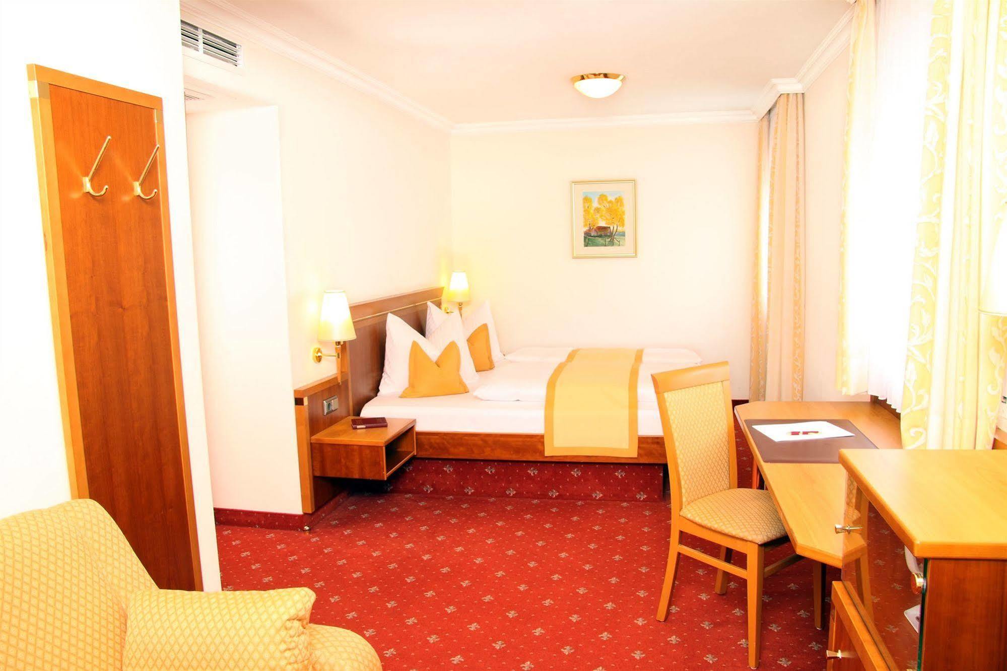 Hotel Am Schlosspark Zum Kurfuerst Oberschleißheim 외부 사진
